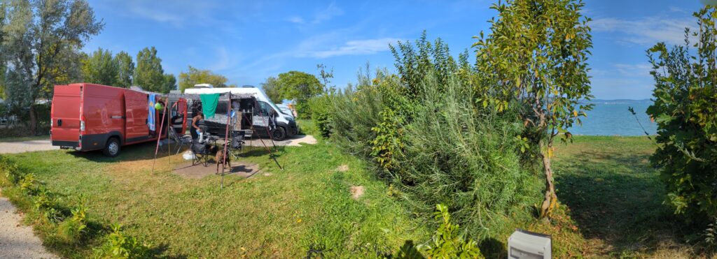 Campen direkt am Seeufer.