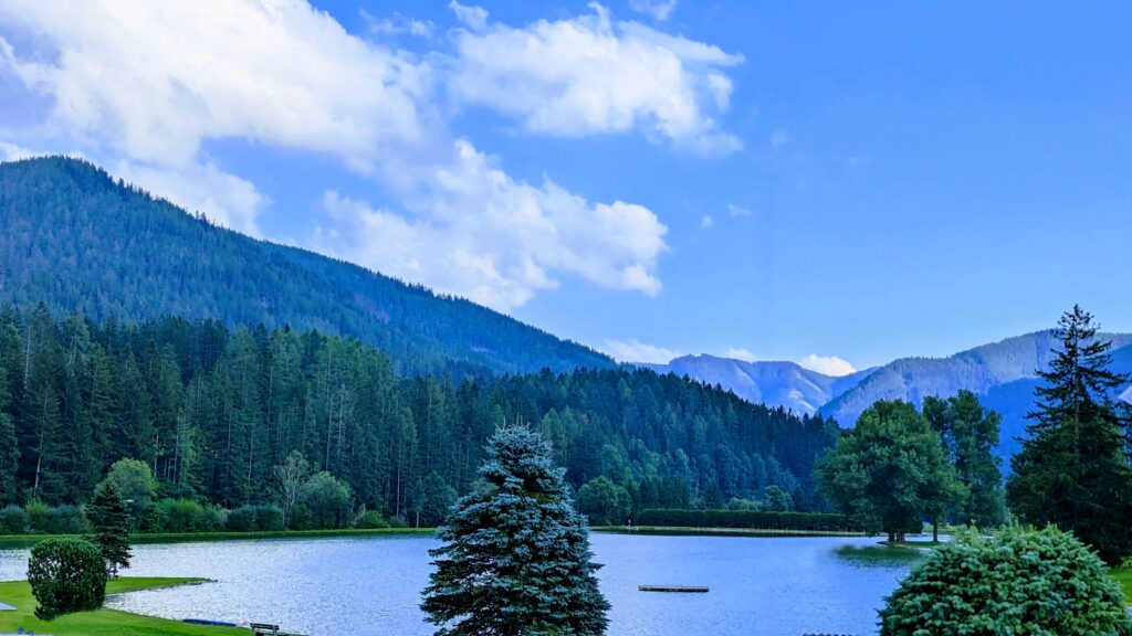 Der Zenzsee vor herrlichem Bergpanorama